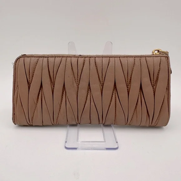 Miu Miu Portafoglio Lampo Matelasse Zip Wallet in Cammeo Beige.